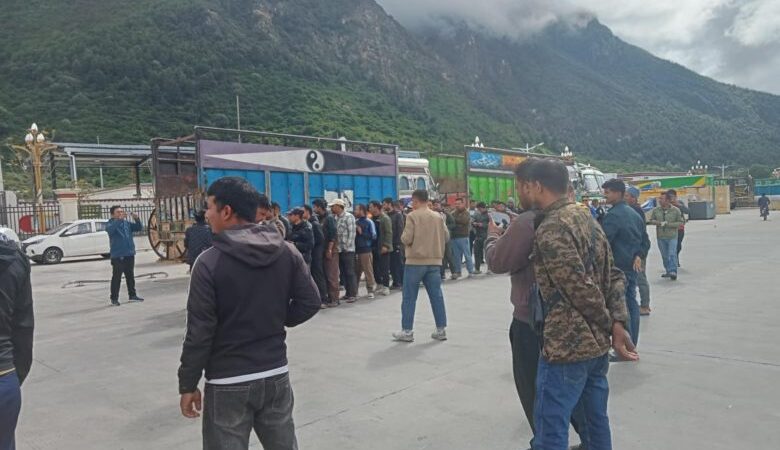 बाढीले केरुङमा फसेका नेपालीलाई तातोपानी नाकाबाट ल्याउने तयारी