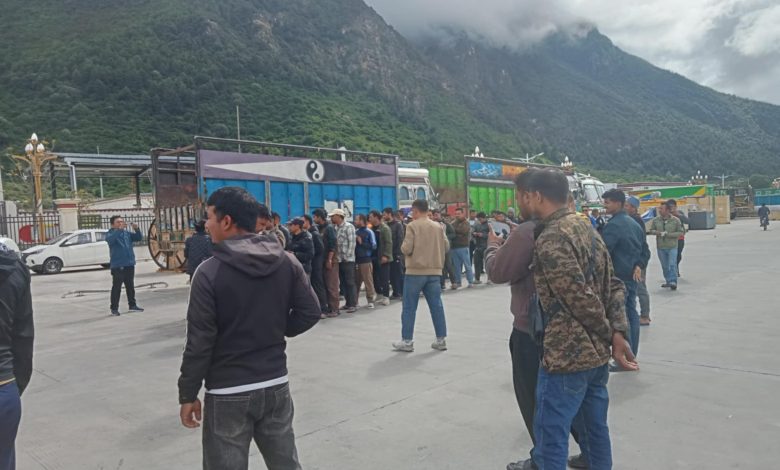 बाढीले केरुङमा फसेका नेपालीलाई तातोपानी नाकाबाट ल्याउने तयारी बाढीले केरुङमा फसेका नेपालीलाई तातोपानी नाकाबाट ल्याउने तयारी