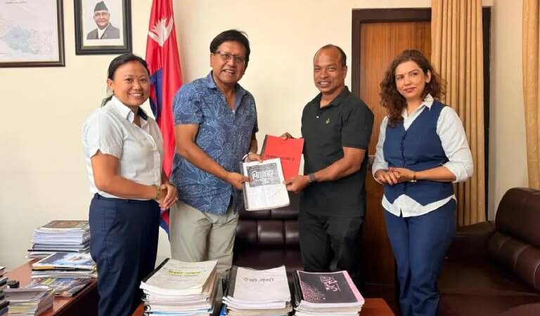 चलचित्रकर्मी पुरुषोत्तम प्रधानद्वारा ५ दर्जनभन्दा बढी चलचित्रका स्क्रिप्ट चलचित्र विकास बोर्डलाई हस्तान्तरण