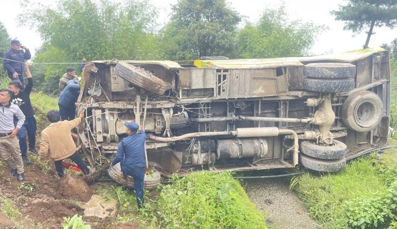 संखुवासभाबाट दमक जाँदै गरेको बस दुर्घटना, १४ घाइते, १ जनाको अवस्था गम्भीर संखुवासभाबाट दमक जाँदै गरेको बस दुर्घटना, १४ घाइते, १ जनाको अवस्था गम्भीर