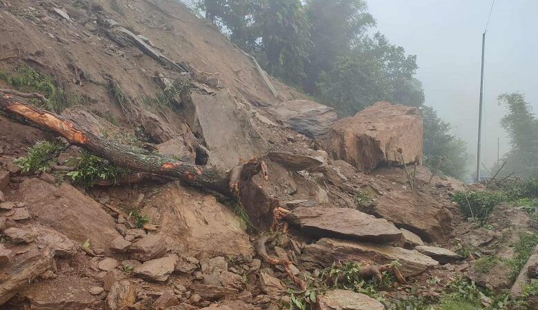 मध्य पहाडी लोक मार्ग पूर्ण अवरुद्ध मध्य पहाडी लोक मार्ग पूर्ण अवरुद्ध