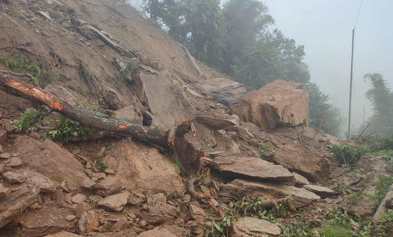 मध्य पहाडी लोक मार्ग पूर्ण अवरुद्ध मध्य पहाडी लोक मार्ग पूर्ण अवरुद्ध