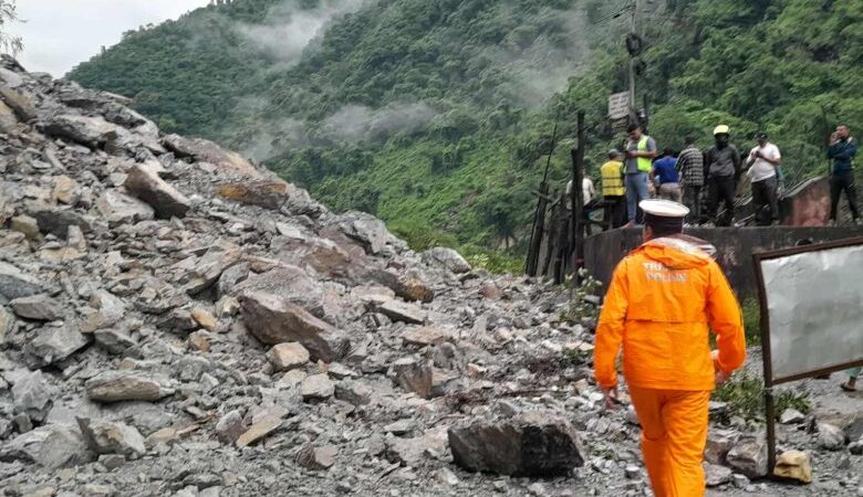 सुक्खा पहिरो खसेपछि पृथ्वी राजमार्ग अवरुद्ध