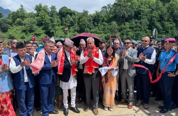 मन्त्री दाहाल र राजदूत श्रीवास्तवद्वारा हेवा खोला बेलिब्रिज उद्घाटन