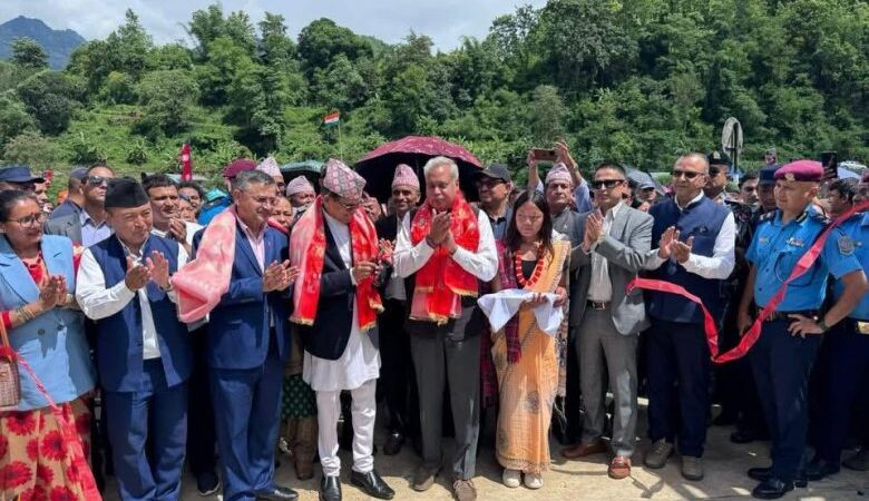 मन्त्री दाहाल र राजदूत श्रीवास्तवद्वारा हेवा खोला बेलिब्रिज उद्घाटन