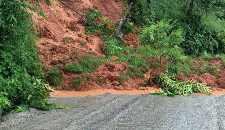 पहिरोले मध्यपहाडी लोकमार्ग अवरुद्ध