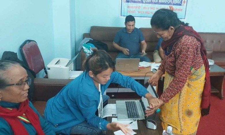 लाभग्राही बसेको ठाउँमा पुगेर सामाजिक सुरक्षाभत्ता नवीकरण गरिँदै लाभग्राही बसेको ठाउँमा पुगेर सामाजिक सुरक्षाभत्ता नवीकरण गरिँदै