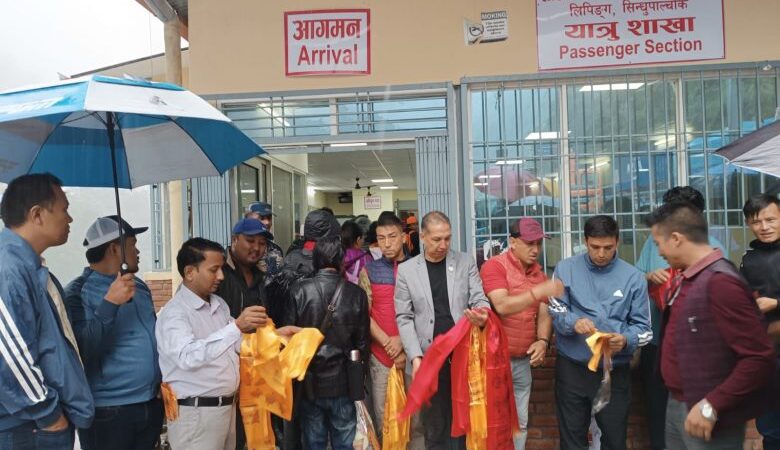 भोटेकोशीको बाढीले रसुवाकाे केरुङमा अलपत्र परेका १ सय ६७ जना उद्धार