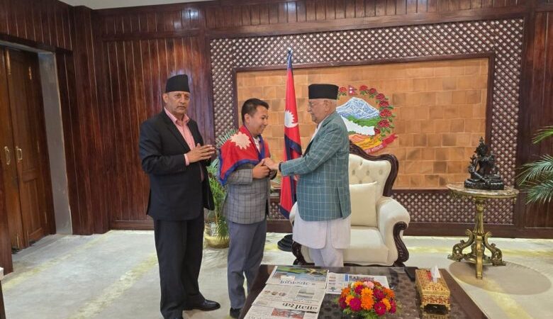 प्रधानमन्त्रीबाट राष्ट्रिय झण्डा लिई पर्वतारोहणका लागि इण्डोनेशिया जाँदै पाण्डे प्रधानमन्त्रीबाट राष्ट्रिय झण्डा लिई पर्वतारोहणका लागि इण्डोनेशिया जाँदै पाण्डे