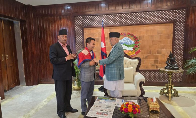 प्रधानमन्त्रीबाट राष्ट्रिय झण्डा लिई पर्वतारोहणका लागि इण्डोनेशिया जाँदै पाण्डे प्रधानमन्त्रीबाट राष्ट्रिय झण्डा लिई पर्वतारोहणका लागि इण्डोनेशिया जाँदै पाण्डे