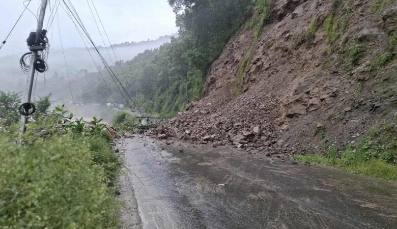 ठाउँठाउँमा पहिरो खस्दा पृथ्वी राजमार्ग अवरुद्ध
