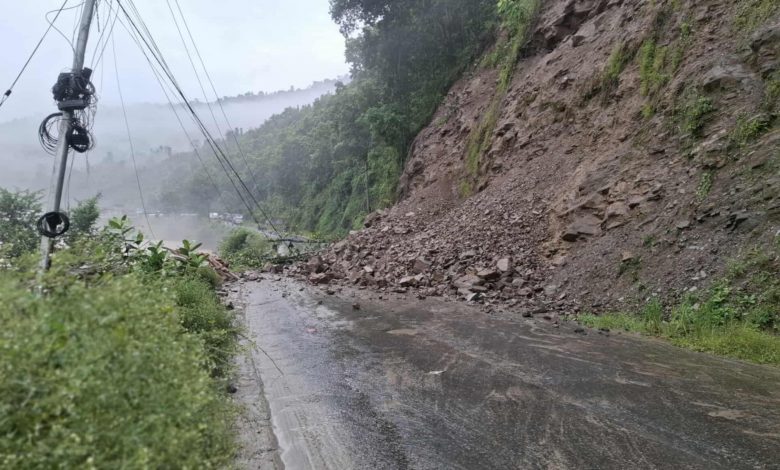 ठाउँठाउँमा पहिरो खस्दा पृथ्वी राजमार्ग अवरुद्ध