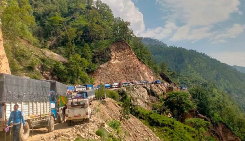 अवरुद्ध राजमार्ग खुल्यो