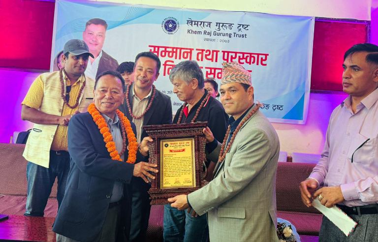 गायक खेमराज गुरुङको पुण्यतिथिमा सम्मान तथा प्रतिभा पुरस्कार गायक खेमराज गुरुङको पुण्यतिथिमा सम्मान तथा प्रतिभा पुरस्कार