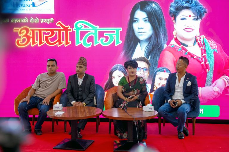 समिक्षा र रचनाको स्वरमा सुष्मा महराको ‘आयो तीज’ सार्वजनिक समिक्षा र रचनाको स्वरमा सुष्मा महराको ‘आयो तीज’ सार्वजनिक