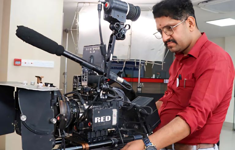 ‘चिठ्ठी’ निर्देशक भन्छन् अनेक फण्डाबाजी गर्न हामीसँग पर्याप्त विषय छन् तर त्यो सस्तो शैली हाम्रो रोजाइमा छैन ‘चिठ्ठी’ निर्देशक भन्छन् अनेक फण्डाबाजी गर्न हामीसँग पर्याप्त विषय छन् तर त्यो सस्तो शैली हाम्रो रोजाइमा छैन