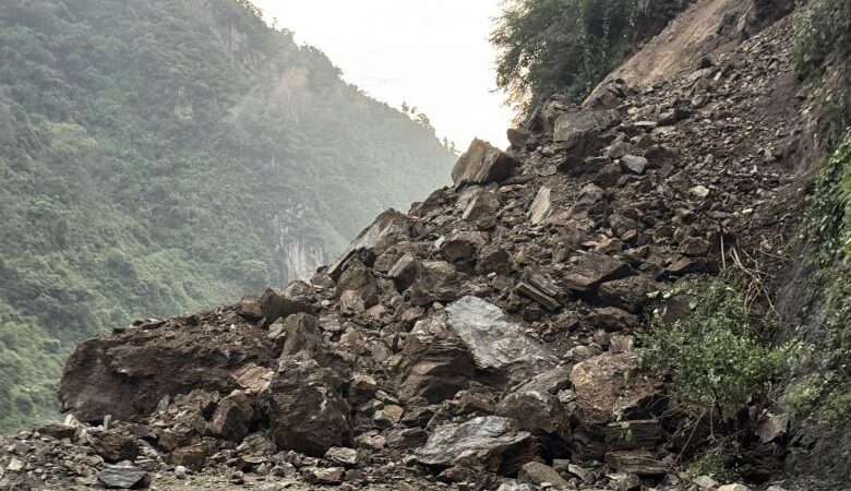 मुग्लिन–नारायणगढ सडकको पहिरो पन्छाउन दिनभर लाग्ने, विकल्पमा प्रयोग गर्न सकिन्छ यी सडक