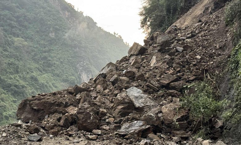 मुग्लिन–नारायणगढ सडकको पहिरो पन्छाउन दिनभर लाग्ने, विकल्पमा प्रयोग गर्न सकिन्छ यी सडक मुग्लिन–नारायणगढ सडकको पहिरो पन्छाउन दिनभर लाग्ने, विकल्पमा प्रयोग गर्न सकिन्छ यी सडक