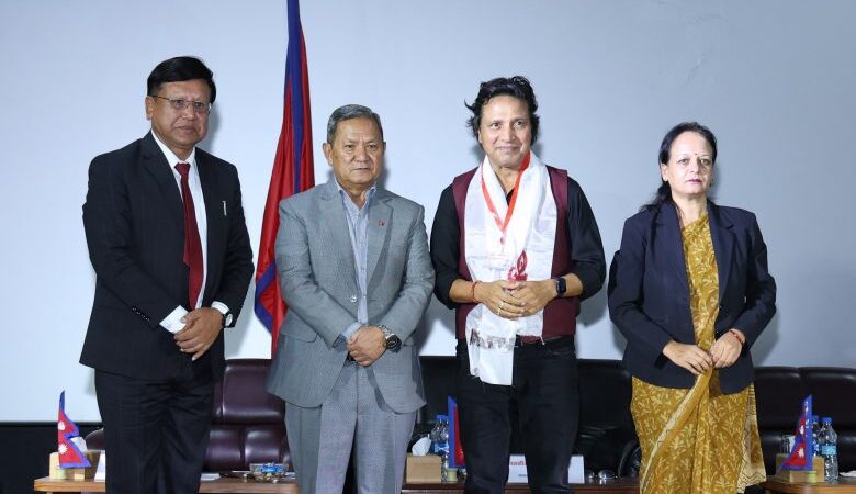 आमनागरिकले पछ्याउने भएकाले कलाकारले स्वास्थ्य जीवनशैली अपनाउन सन्देश प्रवाह गरौँः मन्त्री गुरुङ