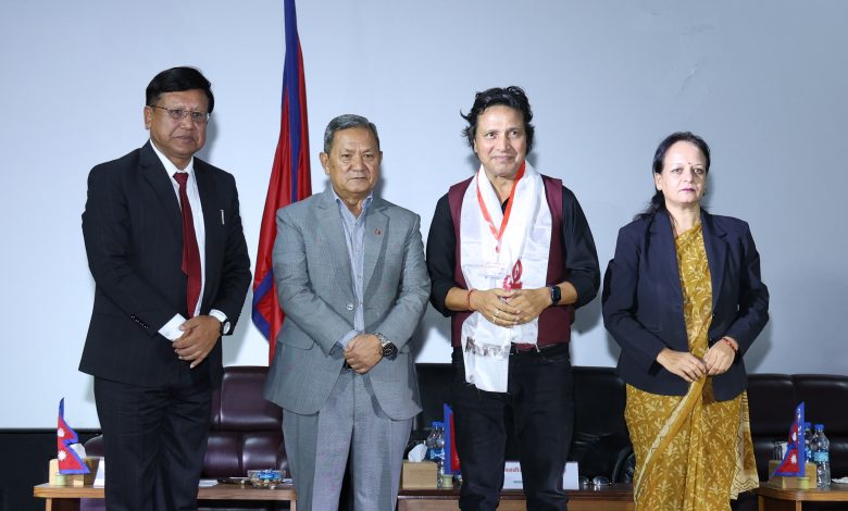 आमनागरिकले पछ्याउने भएकाले कलाकारले स्वास्थ्य जीवनशैली अपनाउन सन्देश प्रवाह गरौँः मन्त्री गुरुङ आमनागरिकले पछ्याउने भएकाले कलाकारले स्वास्थ्य जीवनशैली अपनाउन सन्देश प्रवाह गरौँः मन्त्री गुरुङ