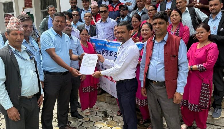शिक्षकहरूले शिक्षा इकाई मा दिए धर्ना