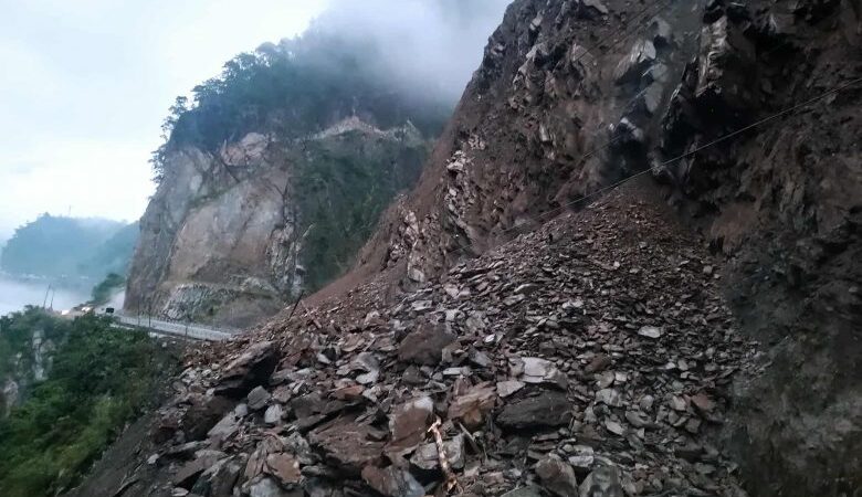 पृथ्वीराजमार्गमा यातायात अवरुद्ध
