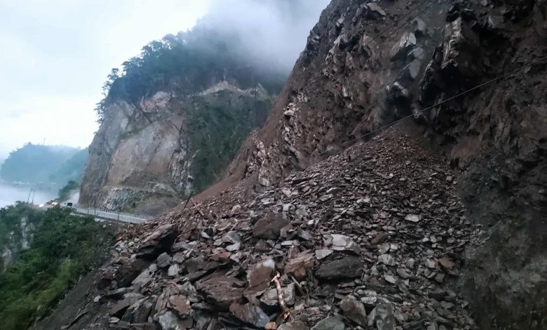 पृथ्वीराजमार्गमा यातायात अवरुद्ध पृथ्वीराजमार्गमा यातायात अवरुद्ध