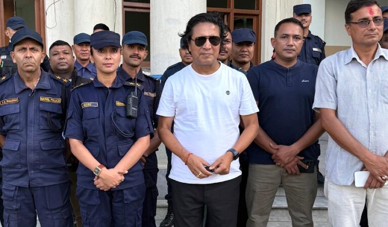 दीपकराज गिरीद्वारा क्षतिग्रस्त प्रहरी चौकी पुनर्निर्माणका लागि ५ लाख सहयोग