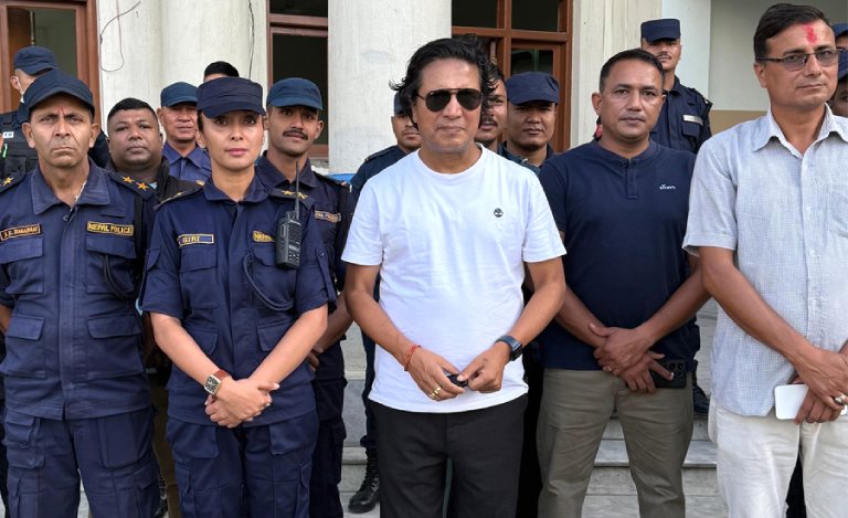 दीपकराज गिरीद्वारा क्षतिग्रस्त प्रहरी चौकी पुनर्निर्माणका लागि ५ लाख सहयोग दीपकराज गिरीद्वारा क्षतिग्रस्त प्रहरी चौकी पुनर्निर्माणका लागि ५ लाख सहयोग