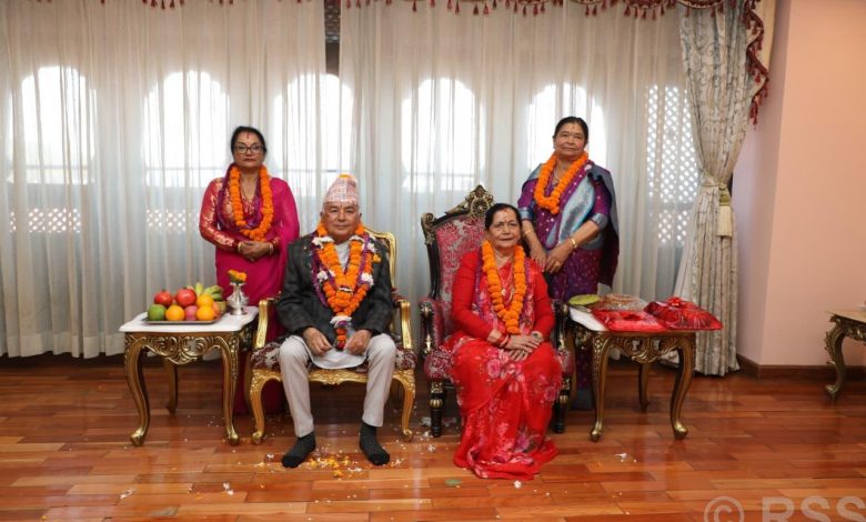 राष्ट्रपति पौडेलबाट शुभसाइतमा बहिनीहरूबाट तिहारको टीका ग्रहण राष्ट्रपति पौडेलबाट शुभसाइतमा बहिनीहरूबाट तिहारको टीका ग्रहण