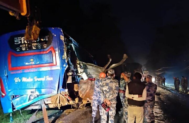 चितवनमा बस दुर्घटना, ३३ जना घाइते