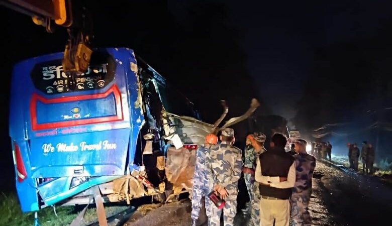 चितवनमा बस दुर्घटना, ३३ जना घाइते चितवनमा बस दुर्घटना, ३३ जना घाइते