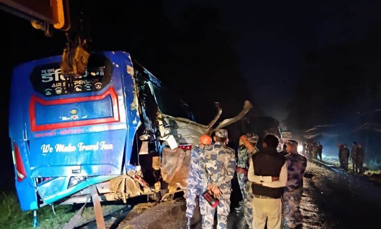 चितवनमा बस दुर्घटना, ३३ जना घाइते चितवनमा बस दुर्घटना, ३३ जना घाइते