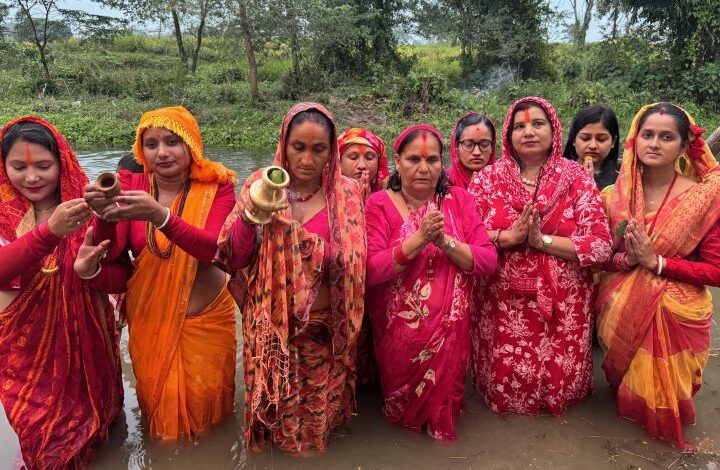 अस्ताउँदो सूर्यलाई अर्घ्य अर्पण गर्दै छठ पर्व मनाइयो