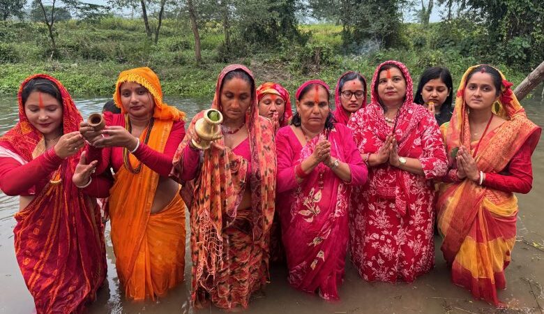 अस्ताउँदो सूर्यलाई अर्घ्य अर्पण गर्दै छठ पर्व मनाइयो अस्ताउँदो सूर्यलाई अर्घ्य अर्पण गर्दै छठ पर्व मनाइयो