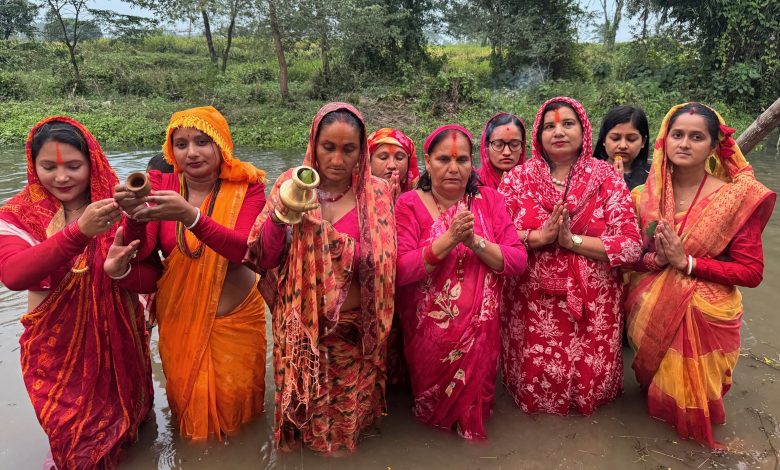 अस्ताउँदो सूर्यलाई अर्घ्य अर्पण गर्दै छठ पर्व मनाइयो अस्ताउँदो सूर्यलाई अर्घ्य अर्पण गर्दै छठ पर्व मनाइयो