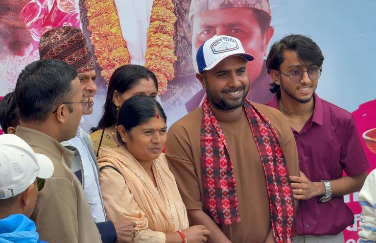 राम्रो वर्ड अफ माउथपछि मोफसलका दर्शक भेट्न निस्कियो ‘वरिष्ठ बलराम’ टिम राम्रो वर्ड अफ माउथपछि मोफसलका दर्शक भेट्न निस्कियो ‘वरिष्ठ बलराम’ टिम