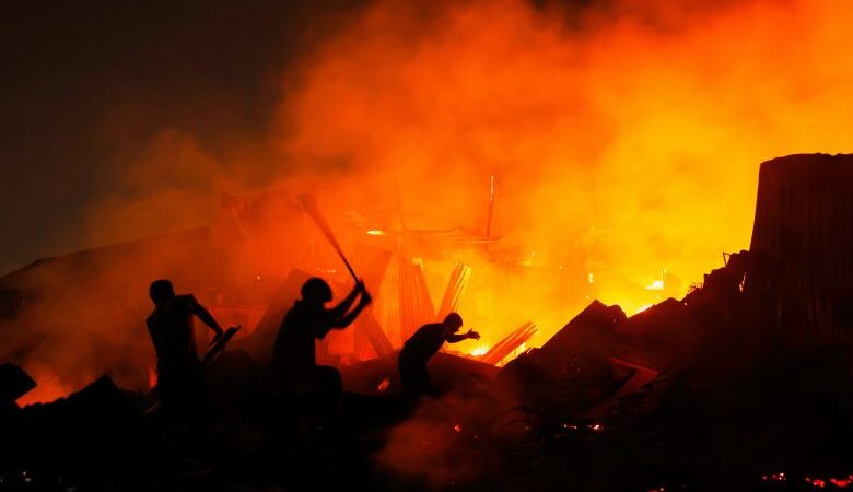 ढाका झुपडीमा भीषण आगलागी, हजारौँ घरबारविहीन