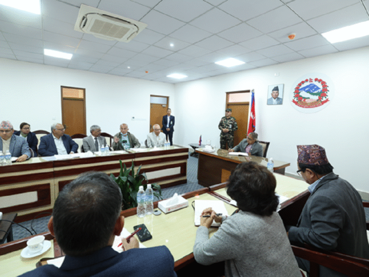 चिकित्सा शिक्षा सुधारको माग राख्दै डा.केसीले प्रधानमन्त्री कार्कीलाई बुझाए १० बुँदे ज्ञापनपत्र