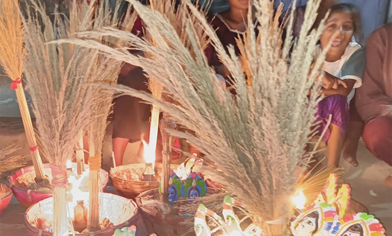 दाजुभाइप्रति समर्पित ‘सामा’ पर्वको समापन गर्दै मिथिलानी दाजुभाइप्रति समर्पित ‘सामा’ पर्वको समापन गर्दै मिथिलानी