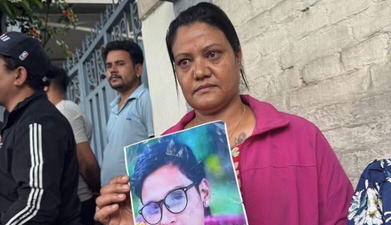 आमालाई ‘चिया दिन आउँछु’ भनेर आन्दोलनमा गएका रसिक उतै अस्ताए… आमालाई ‘चिया दिन आउँछु’ भनेर आन्दोलनमा गएका रसिक उतै अस्ताए…