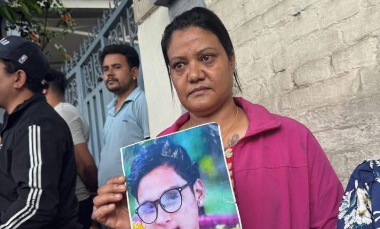 आमालाई ‘चिया दिन आउँछु’ भनेर आन्दोलनमा गएका रसिक उतै अस्ताए… आमालाई ‘चिया दिन आउँछु’ भनेर आन्दोलनमा गएका रसिक उतै अस्ताए…