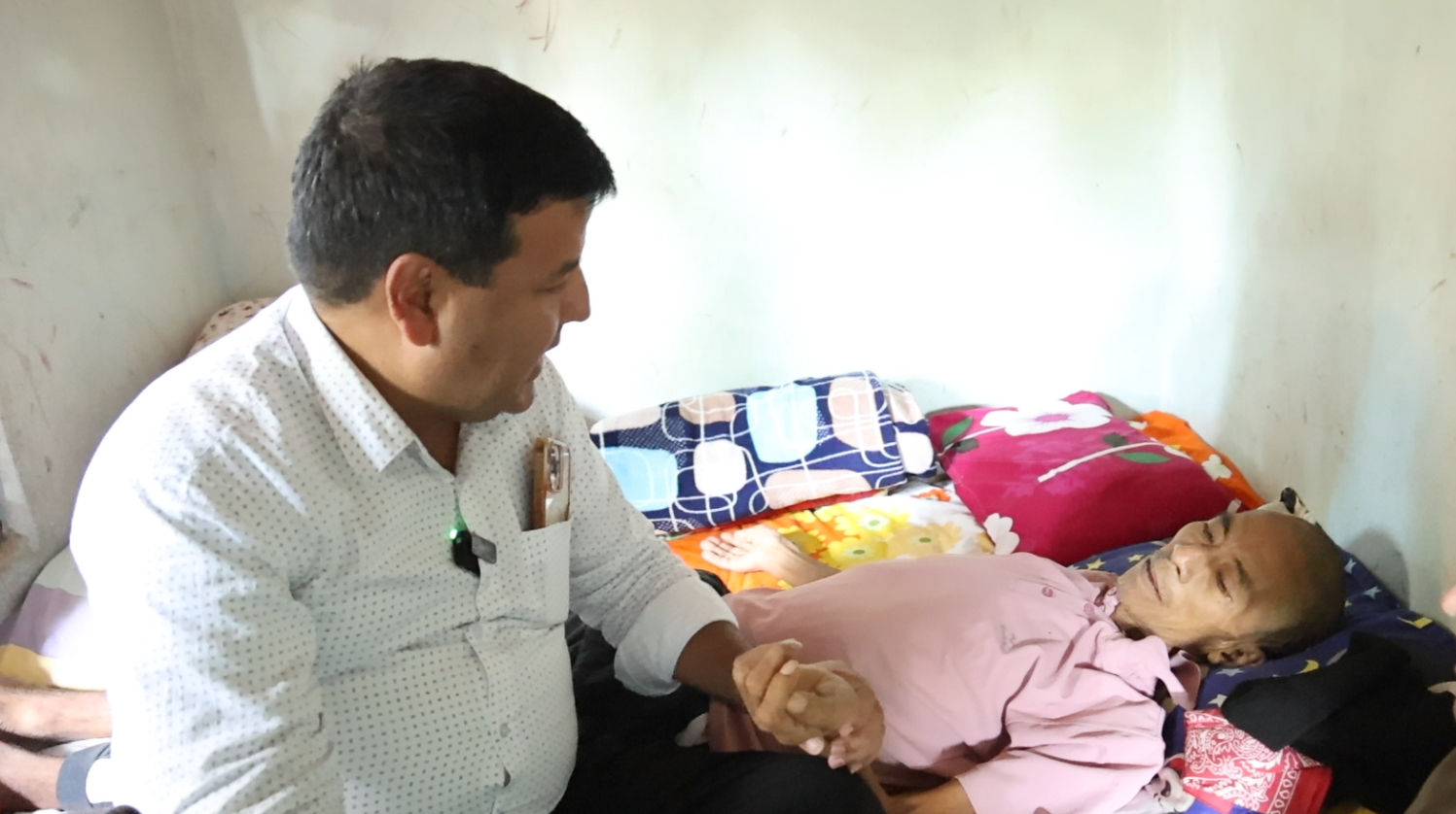 आर्थिक अभावले उपचार गर्न असमर्थ मगरलाई डा.शर्माले उलब्ध गराए निःशुल्क उपचार