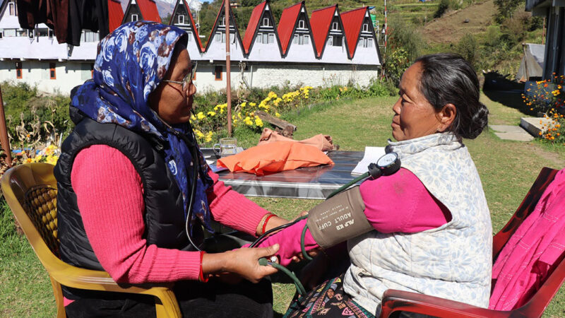 टोल टोलमा पुगेर ज्येष्ठ नागरिकको स्वास्थ्य परीक्षण