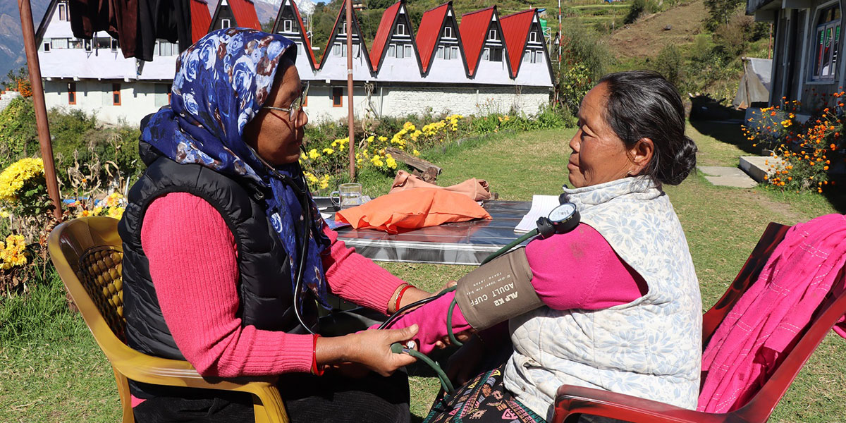 टोल टोलमा पुगेर ज्येष्ठ नागरिकको स्वास्थ्य परीक्षण