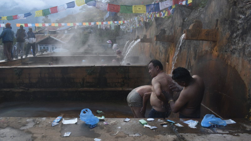 चिलिमे तातोपानीमा पुनः स्नान गर्नेको घुइँचो चिलिमे तातोपानीमा पुनः स्नान गर्नेको घुइँचो