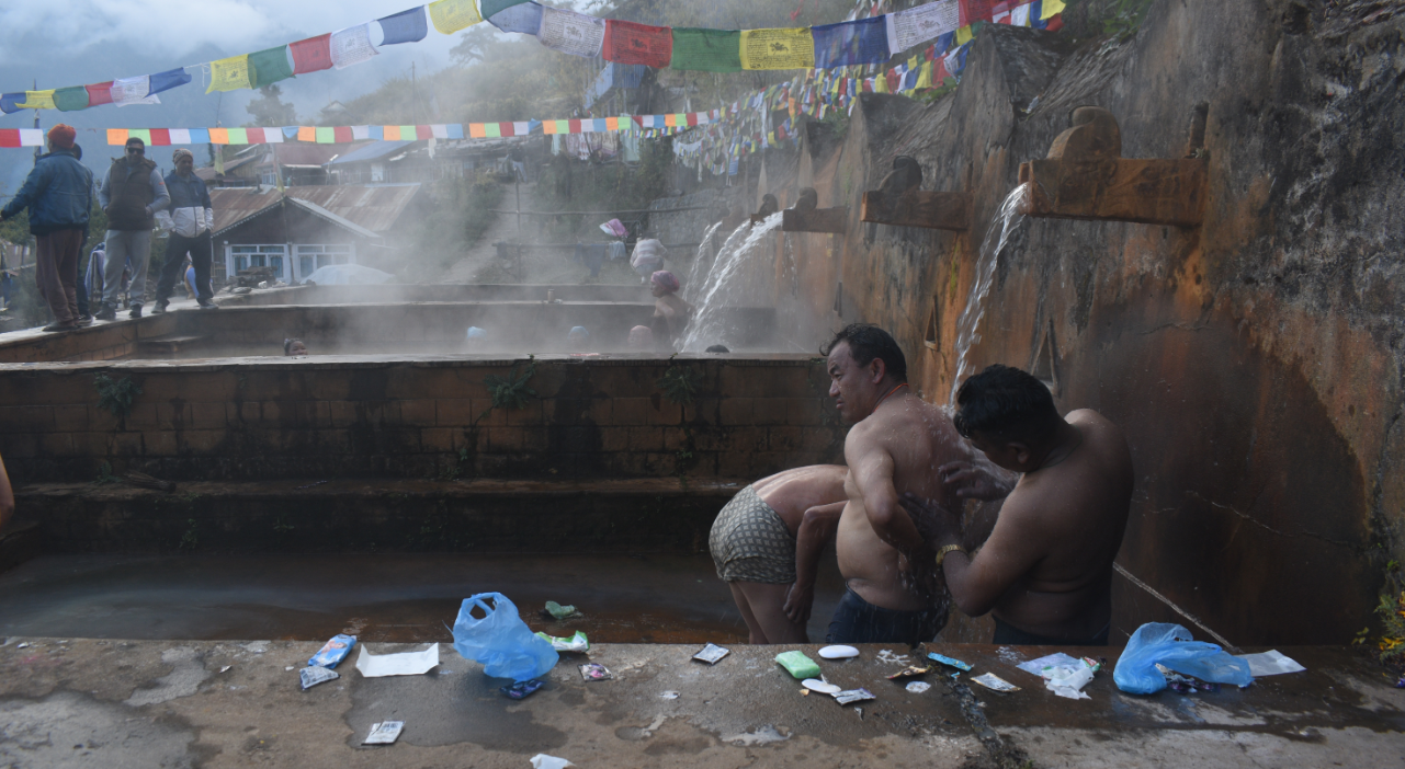 चिलिमे तातोपानीमा पुनः स्नान गर्नेको घुइँचो चिलिमे तातोपानीमा पुनः स्नान गर्नेको घुइँचो