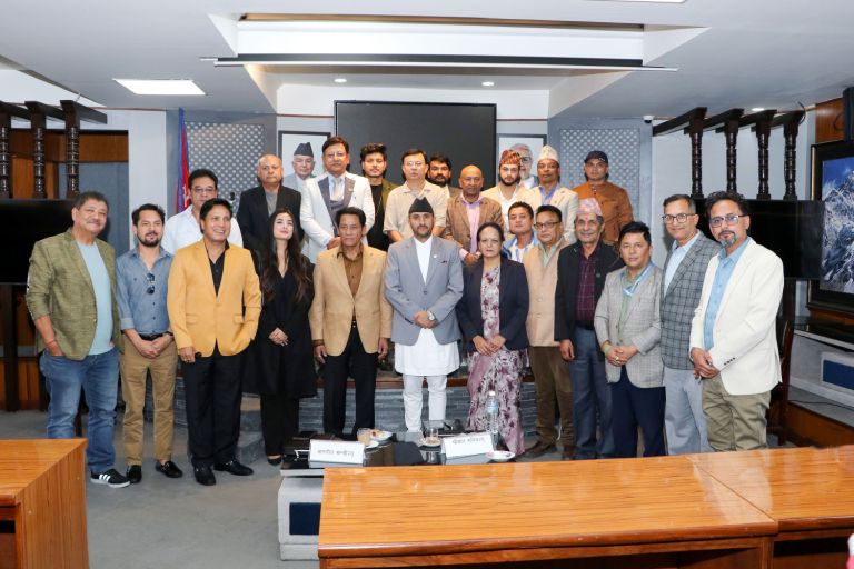 चलचित्र क्षेत्रका प्रतिनिधिहरूको मन्त्री खरेलसँग नीतिगत मागबारे छलफल चलचित्र क्षेत्रका प्रतिनिधिहरूको मन्त्री खरेलसँग नीतिगत मागबारे छलफल