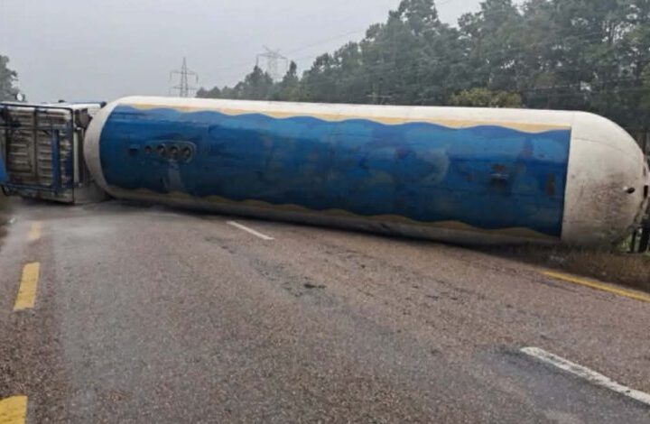 रौतहटको चन्द्रनिगाहपुरमा ग्याँस बोकेको ट्यांकर दुर्घटना