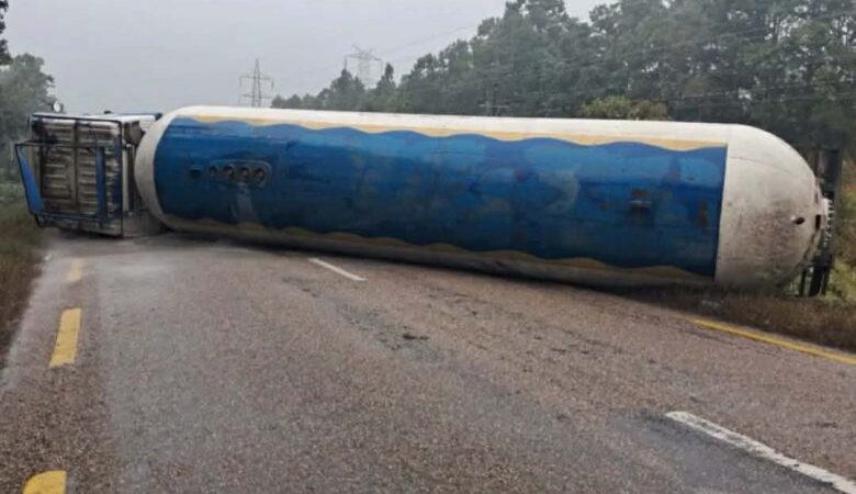 रौतहटको चन्द्रनिगाहपुरमा ग्याँस बोकेको ट्यांकर दुर्घटना रौतहटको चन्द्रनिगाहपुरमा ग्याँस बोकेको ट्यांकर दुर्घटना